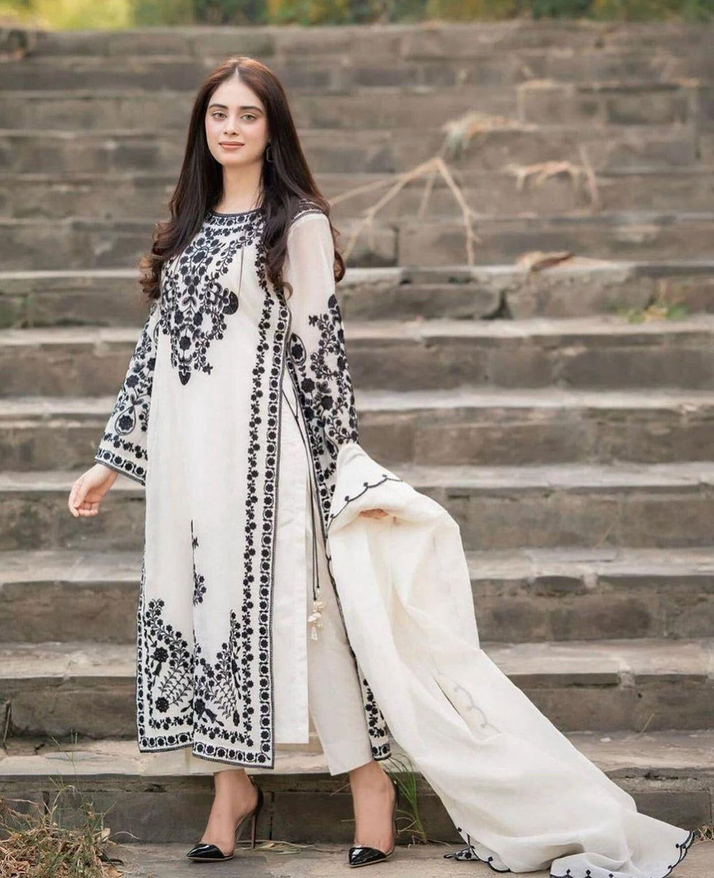 Asim Jofa Embroidered Lawn 3pc